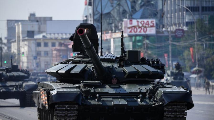 Робот взима на прицел и унищожава руски танкове Т-72