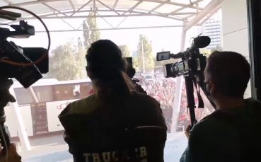 Стотици привърженици на ЦСКА посрещнаха своите любимци на летище София