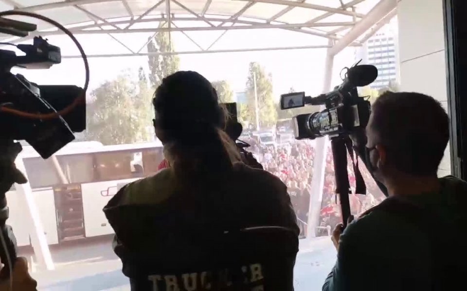 Стотици привърженици на ЦСКА посрещнаха своите любимци на летище "София"