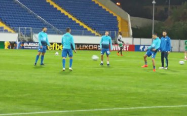 Футболистите на Левски загряват преди мача с Ботев Враца native ad suggested news