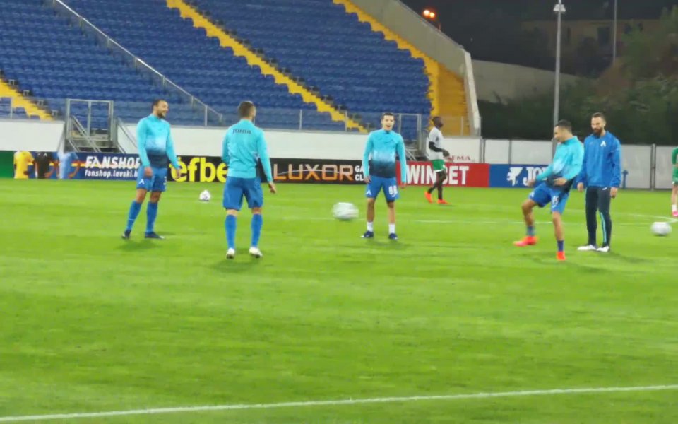 Футболистите на Левски загряват преди мача с Ботев Враца .native-ad-suggested-news