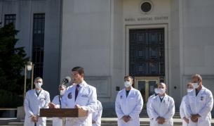 <p>Лекуващият лекар: Тръмп се подобрява, но още не е извън опасност</p>