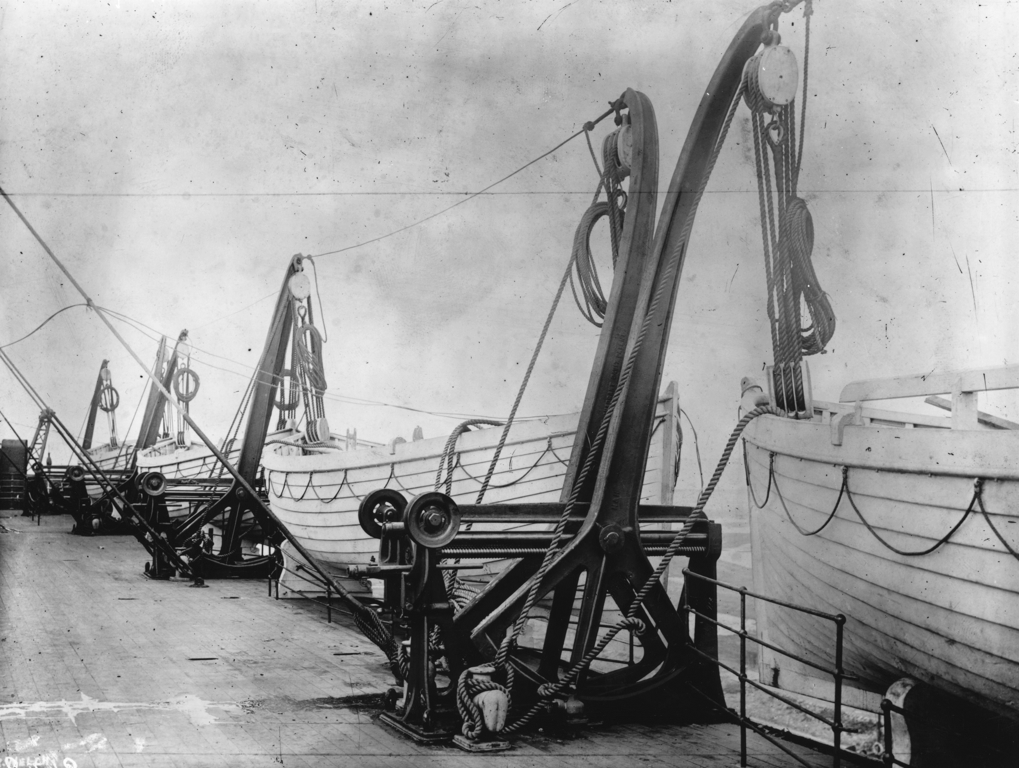 <p>Титаник е бил оборудван да носи 64 спасителни лодки, но е носел само 20. Повечето от тези 20 лодки дори не са били изцяло запълнени в нощта на трагедията.</p>