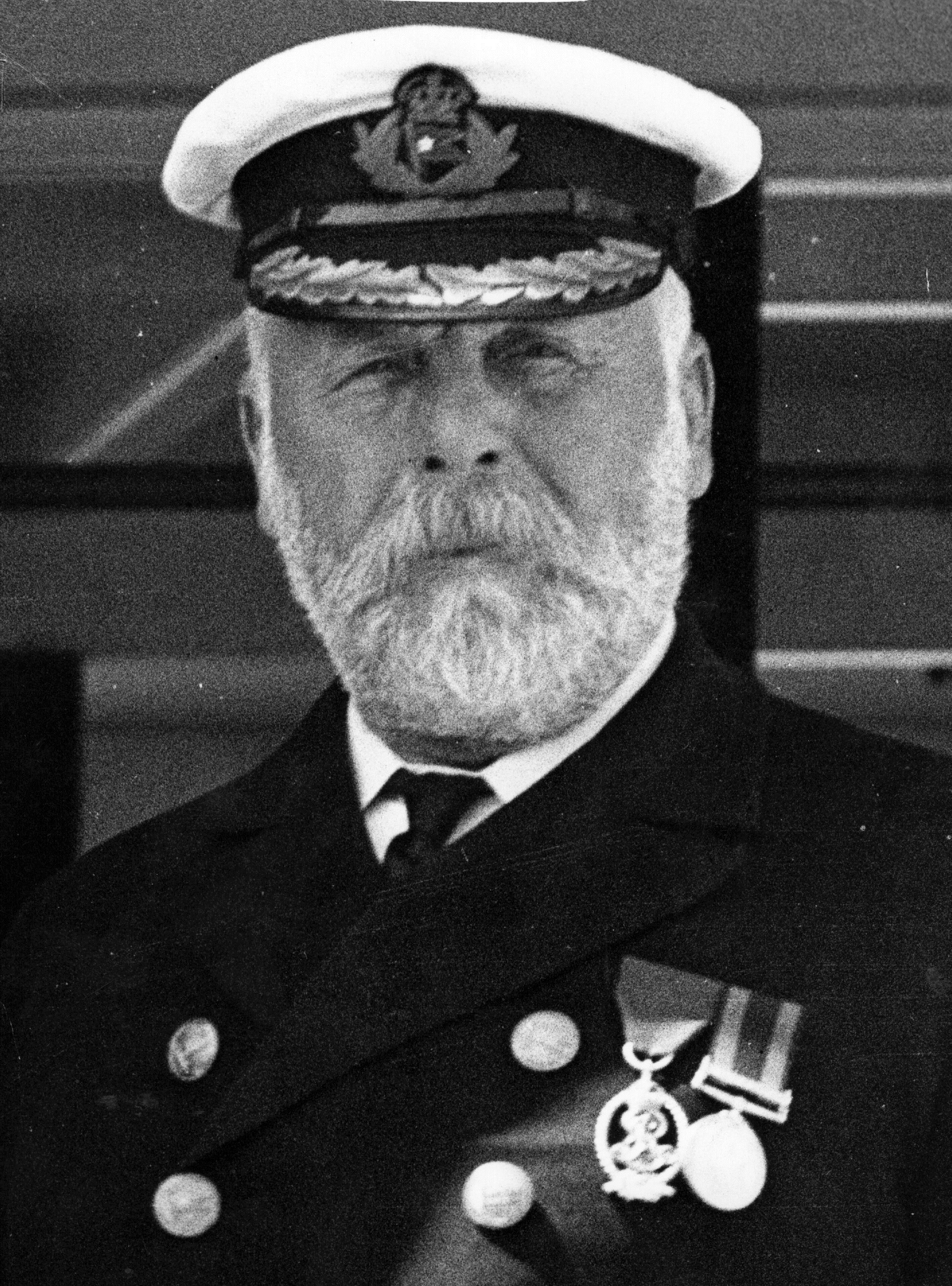 <p>Учение със спасителна лодка е било планирано за деня на катастрофата, но е отменено от капитан Едуард Джон Смит (на снимката) по неизвестни причини.</p>