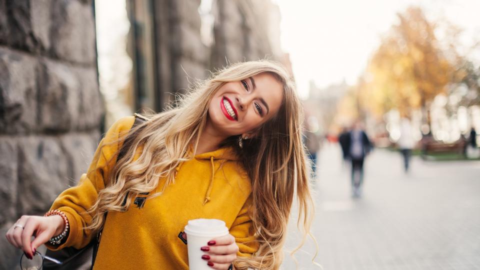 жена есен щастие усмивка кафе сутрин хороскоп