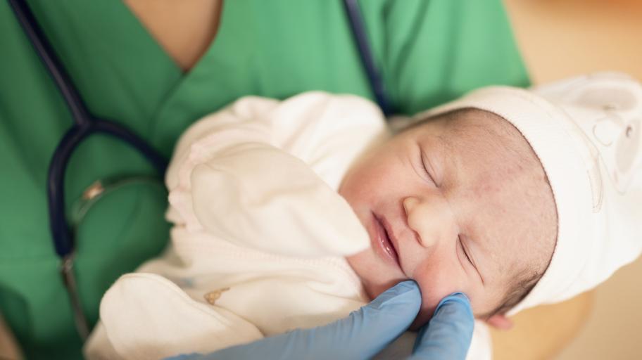 Акушер трогна хиляди в интернет с необичайно послание и уникален кадър с новородено