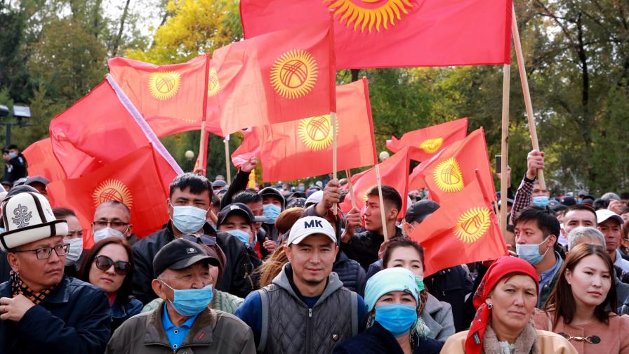 <p>Събитията в Киргизстан притесняват Москва и са възможност за Пекин</p>