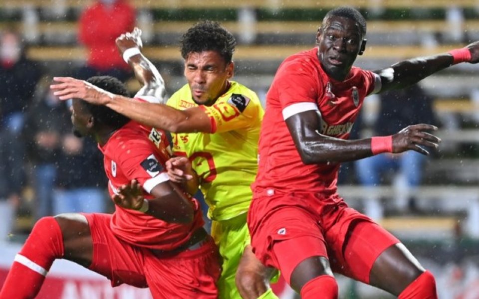 Покачването на заразени в тима на Роял Антверп вече е