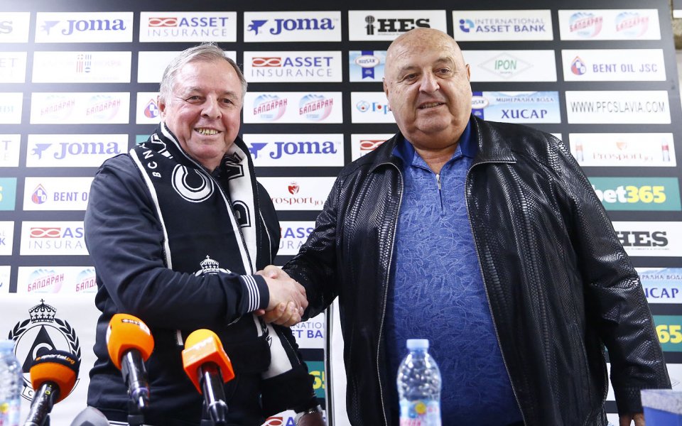 Александър Тарханов бе официално представен като треньор на Славия. "Доволен