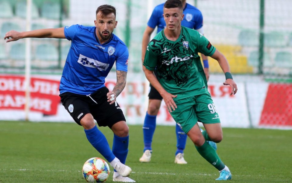 Полузащитникът Христо Иванов ще продължи кариерата си в Новара. 19-годишният