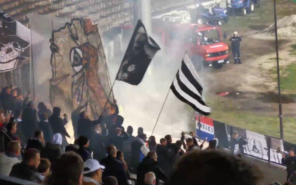 Феновете на Славия си спретнаха пиро шоу по време на