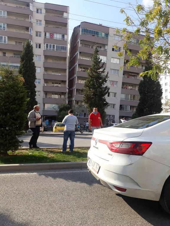 <p>Земетресението разруши домове в провинция Измир в Западна Турция. Щети са нанесени и на някои сгради в курортния град Кушадасъ, който се намира на 100 км от Измир.</p>

<p>&nbsp;</p>