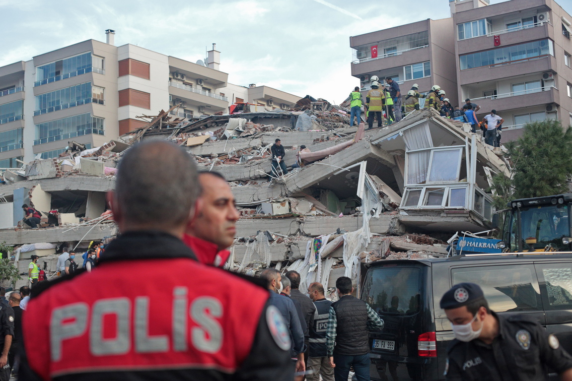<p>Турските власти съобщават за най-малко 12 убити, 70 спасени от развалините и повече от 400 ранени. Спасителите продължават да търсят оцелели в развалините на 12 сгради в Измир.</p>

<p>Телата на двама тийнейджъри бяха открити на гръцкия остров Самос, след като земетресение от 7 степен по Рихтер, удари днес Егейското крайбрежие в района на Турция и Гърция.</p>

<p>&nbsp;</p>