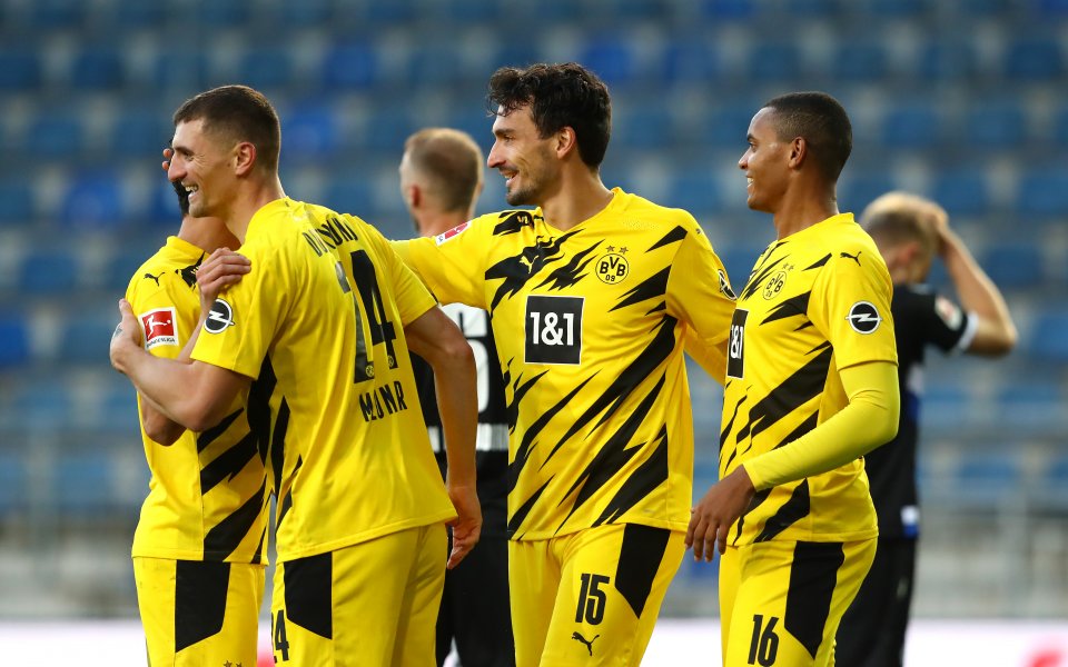 Отборът на Борусия Дортмунд победи като гост с 2:0 тима