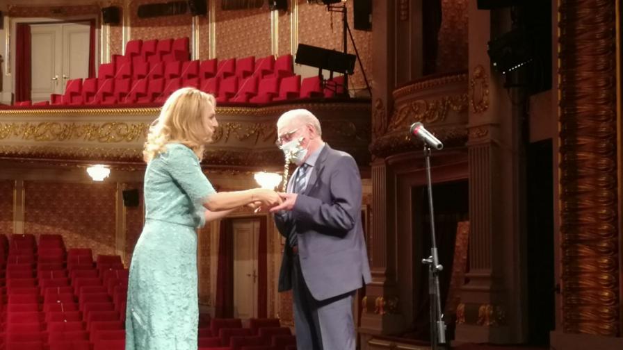Вицепремиерът и министър на туризма Марияна Николова връчи награда ИКАР на режисьора ветеран Никола Петков