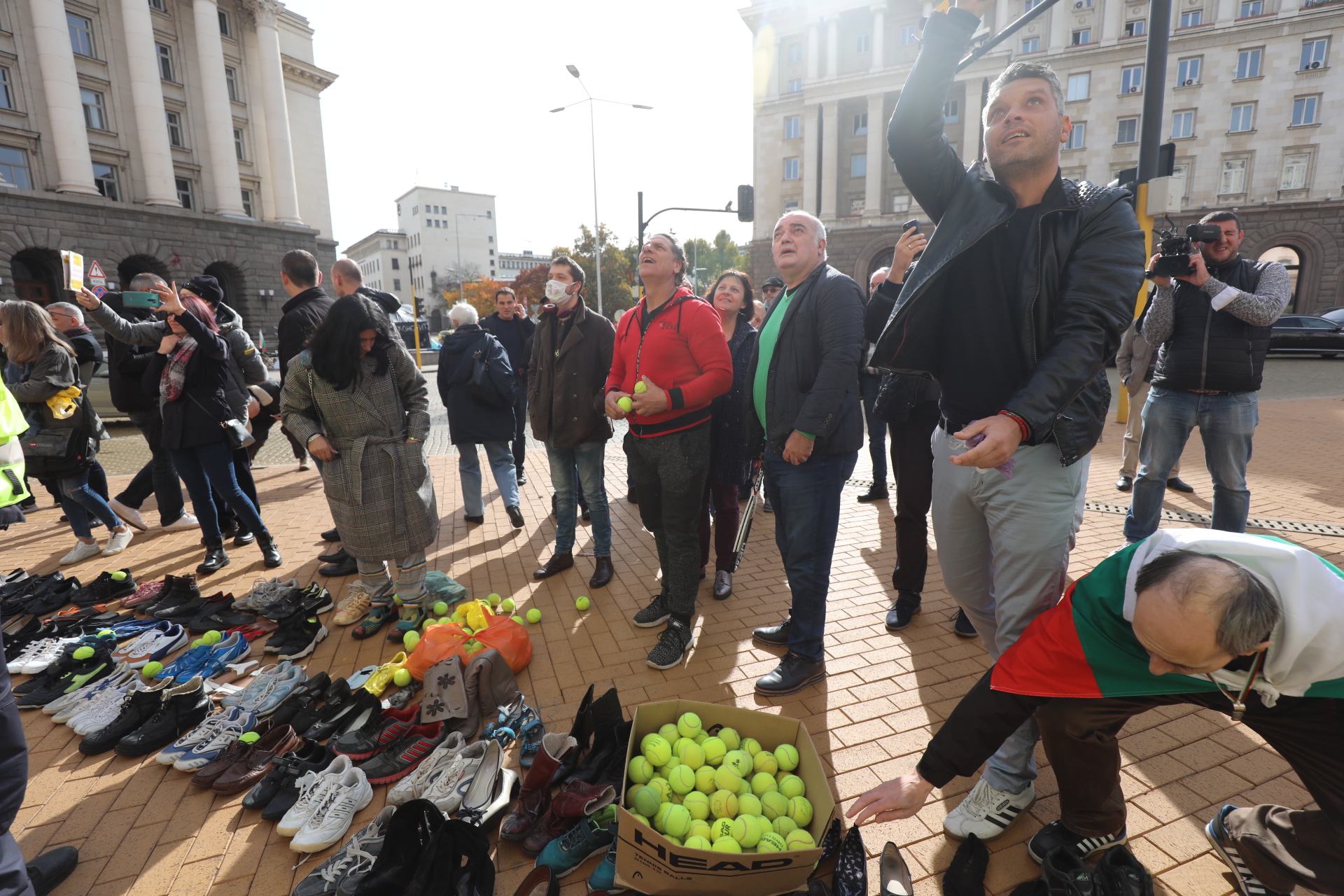 <p>По обяд днес &bdquo;Отровното трио&quot; организира пред Министерския съвет нов тип протест. Той е под надслов &bdquo;Ден 120: изтърканите обувки на над 2 милиона българи&rdquo;. Обувки&nbsp; ще бъдат хвърлени пред вратата на Министерския съвет. Целта е да се покаже колко много българи са напуснали страната в търсене на препитание навън.</p>