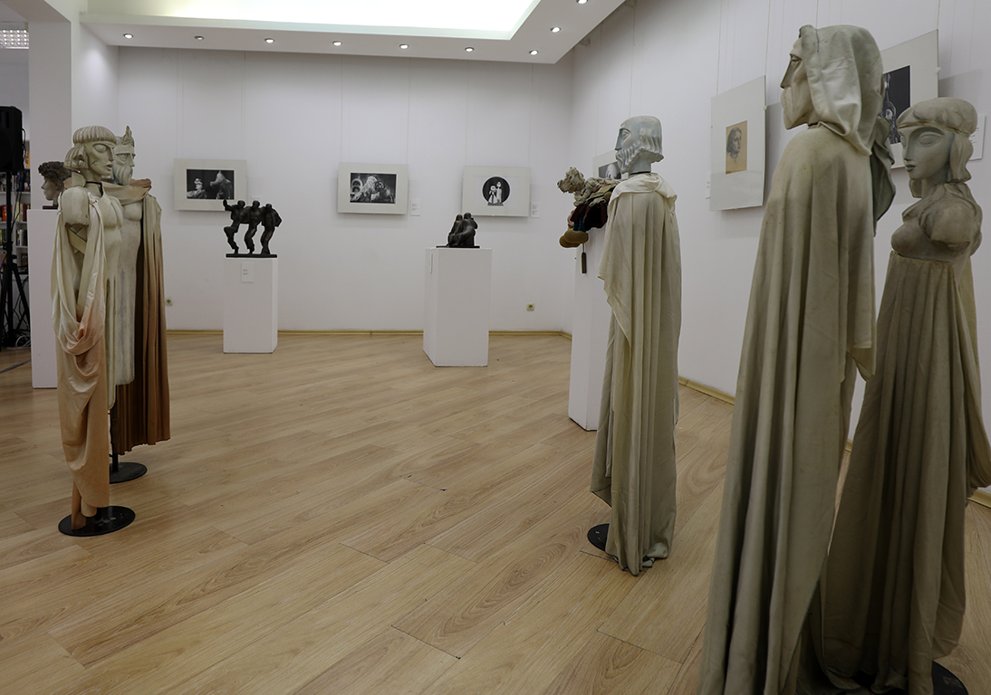 <p>Настоящата изложба е първи по рода си опит за поглед към творчеството на художничката &ndash; към нейните рисунки, скулптури и сценографски решения; към стаята за игра на една жена на 85, в очите, в ръцете, в силуета на която се чете несломимо любопитство към света.</p>