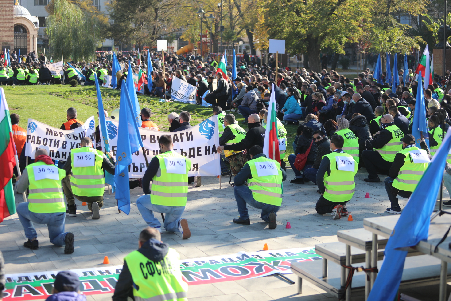 <p>Полицаите излязоха на протест на професионалния си празник - 8 ноември. Исканията им са за 30-процентно увеличение на заплатите в системата на МВР</p>