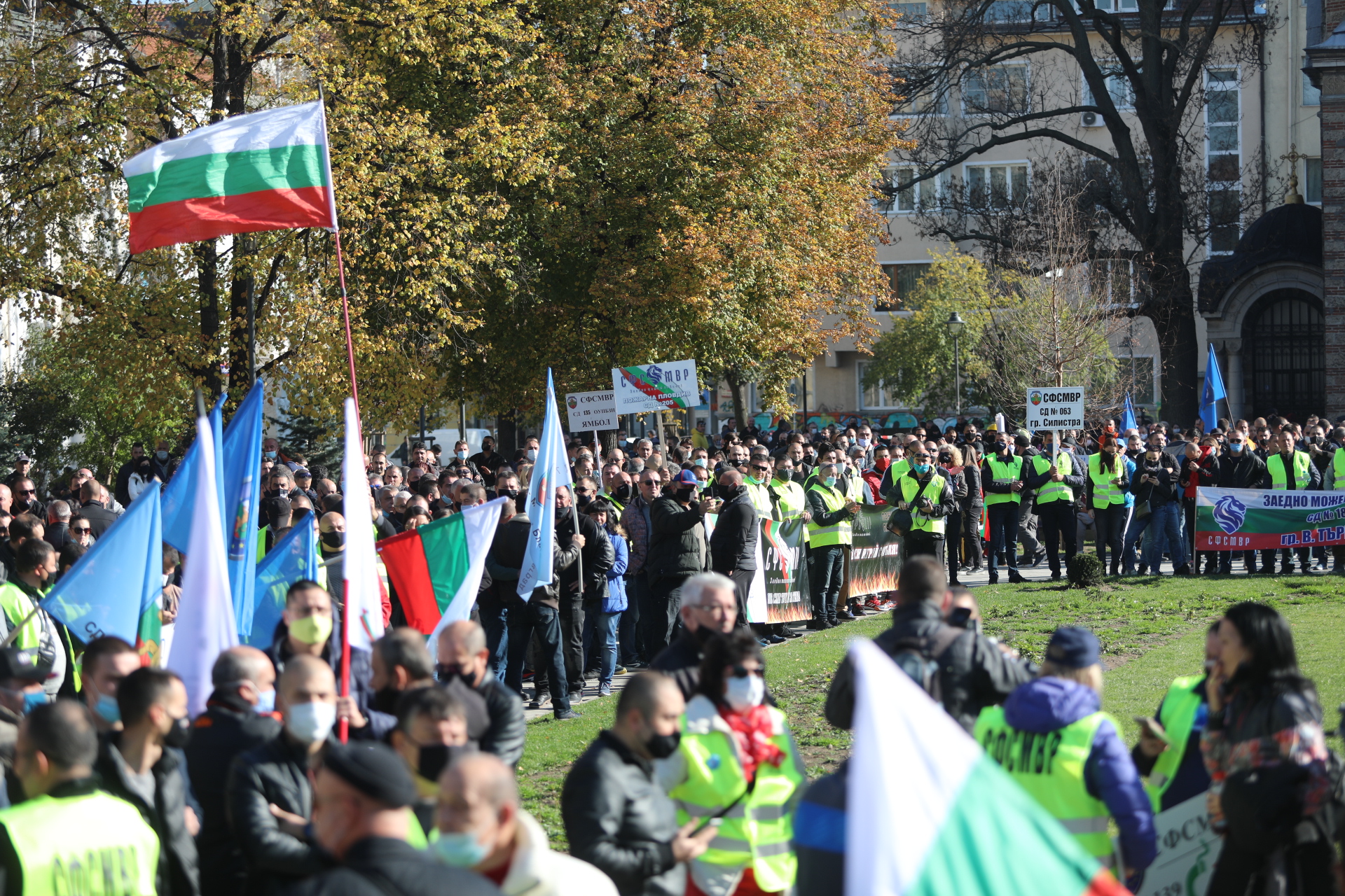 <p>Полицаите излязоха на протест на професионалния си празник - 8 ноември. Исканията им са за 30-процентно увеличение на заплатите в системата на МВР</p>