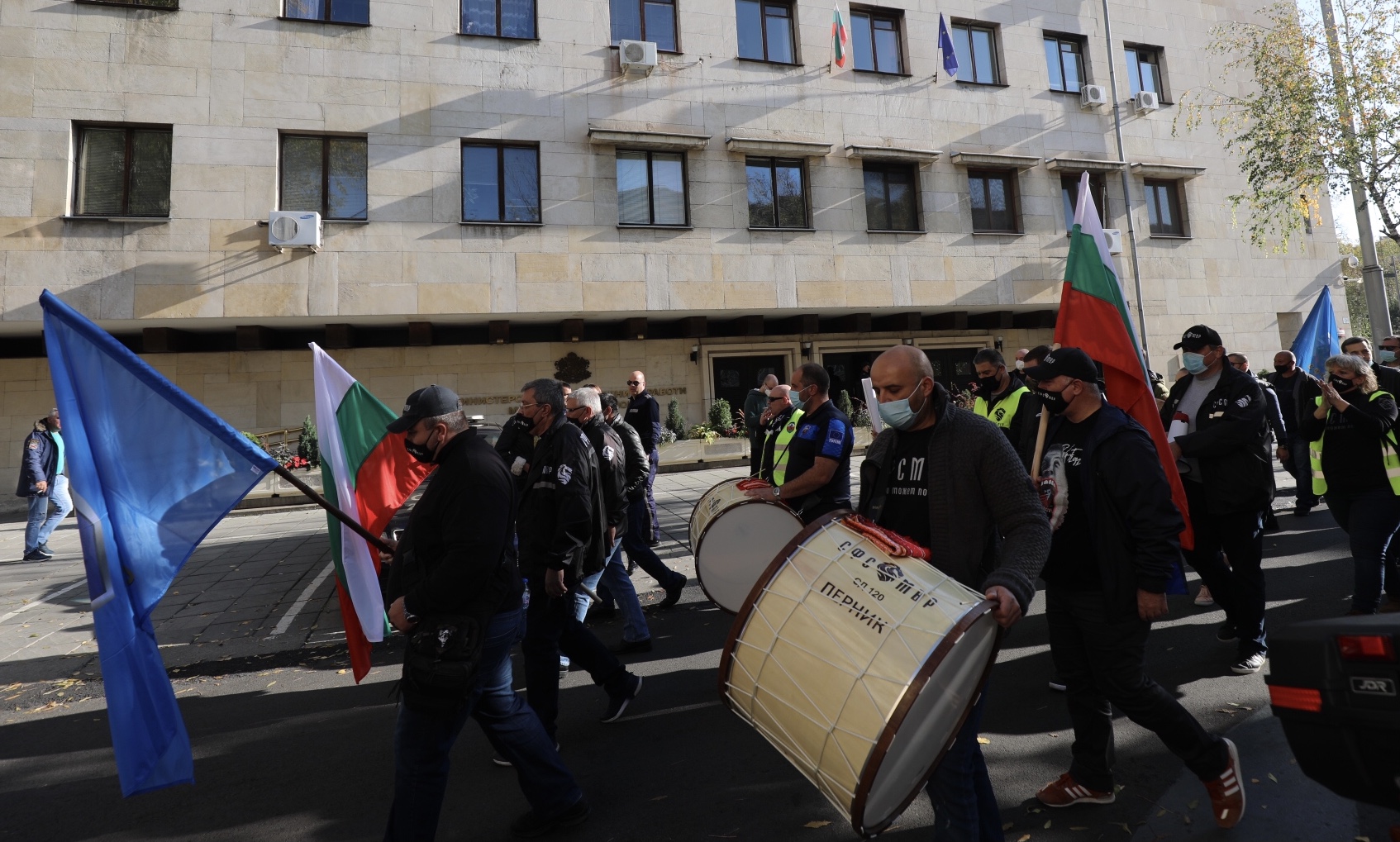 Полицаите излязоха на протест на професионалния си празник - 8 ноември. Исканията им са за 30-процентно увеличение на заплатите в системата на МВР