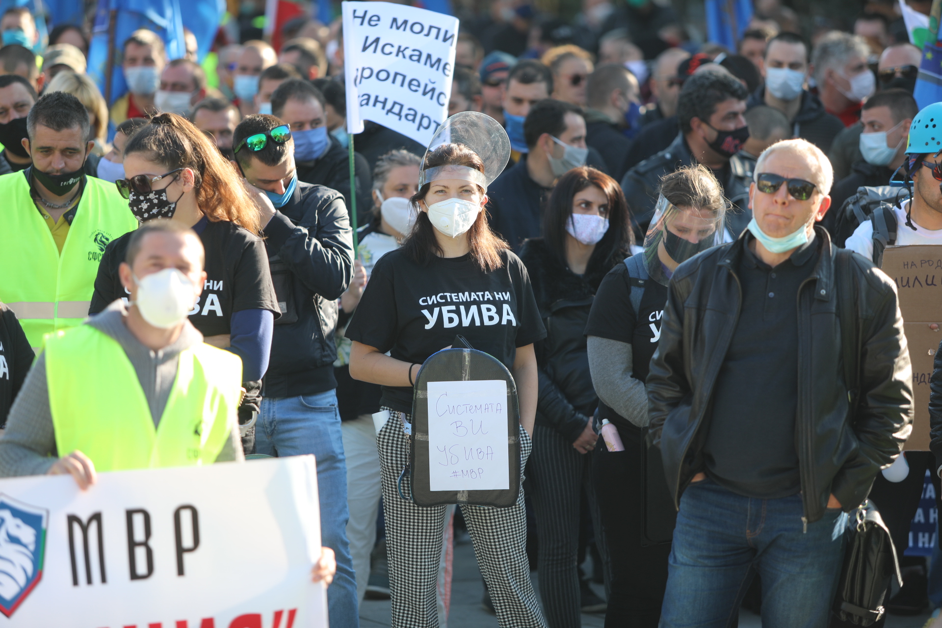 Полицаите излязоха на протест на професионалния си празник - 8 ноември. Исканията им са за 30-процентно увеличение на заплатите в системата на МВР