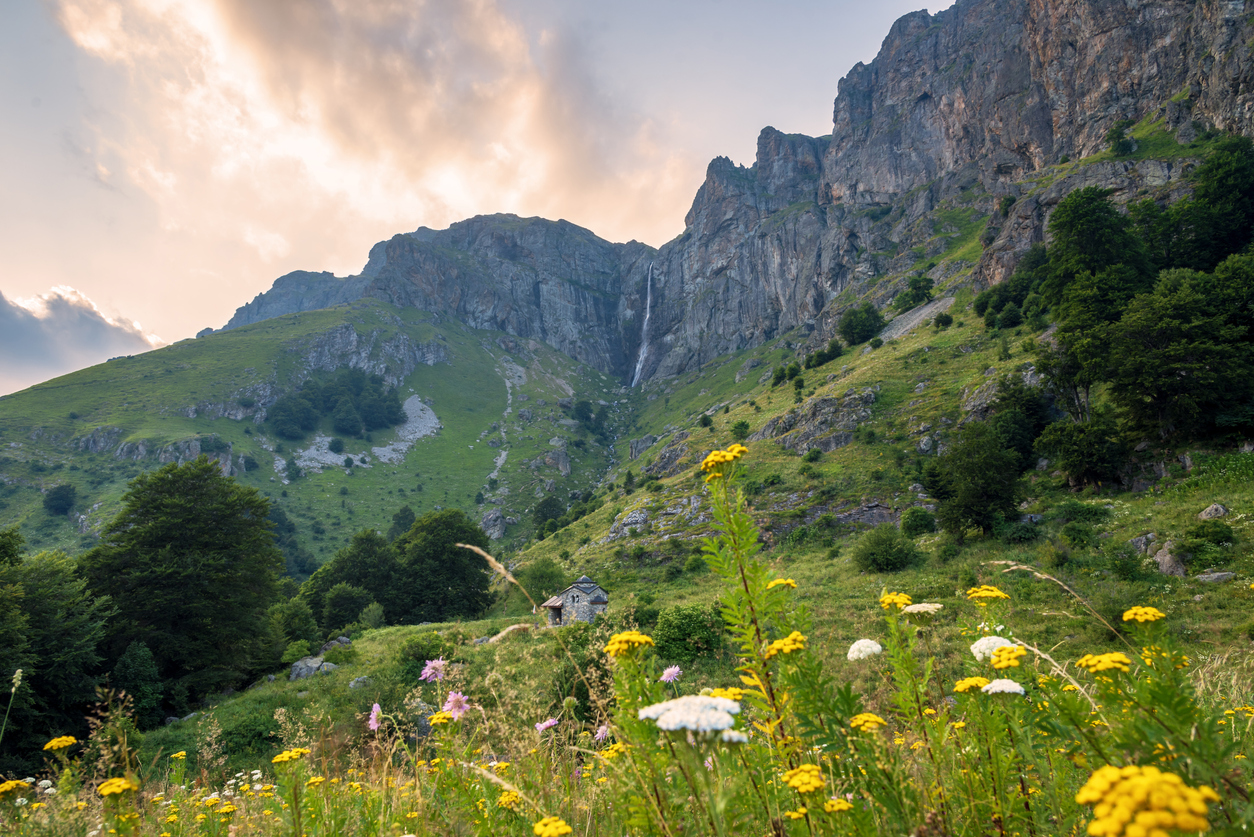 <p><strong>1. Райското пръскало</strong> - Водопадът се намира в Централната част на Стара планина в подножието на първенеца на планината - връх Ботев, на територията на национален парк Централен Балкан. Близостта на водопада до възрожденското градче Калофер обяснява често използваното за замеситетел на водопада име - Калоферско пръскало.&nbsp;</p>