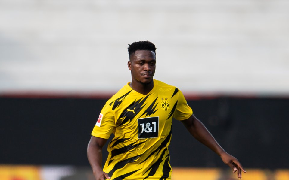 Манчестър Юнайтед се е насочил към привличането на защитника на