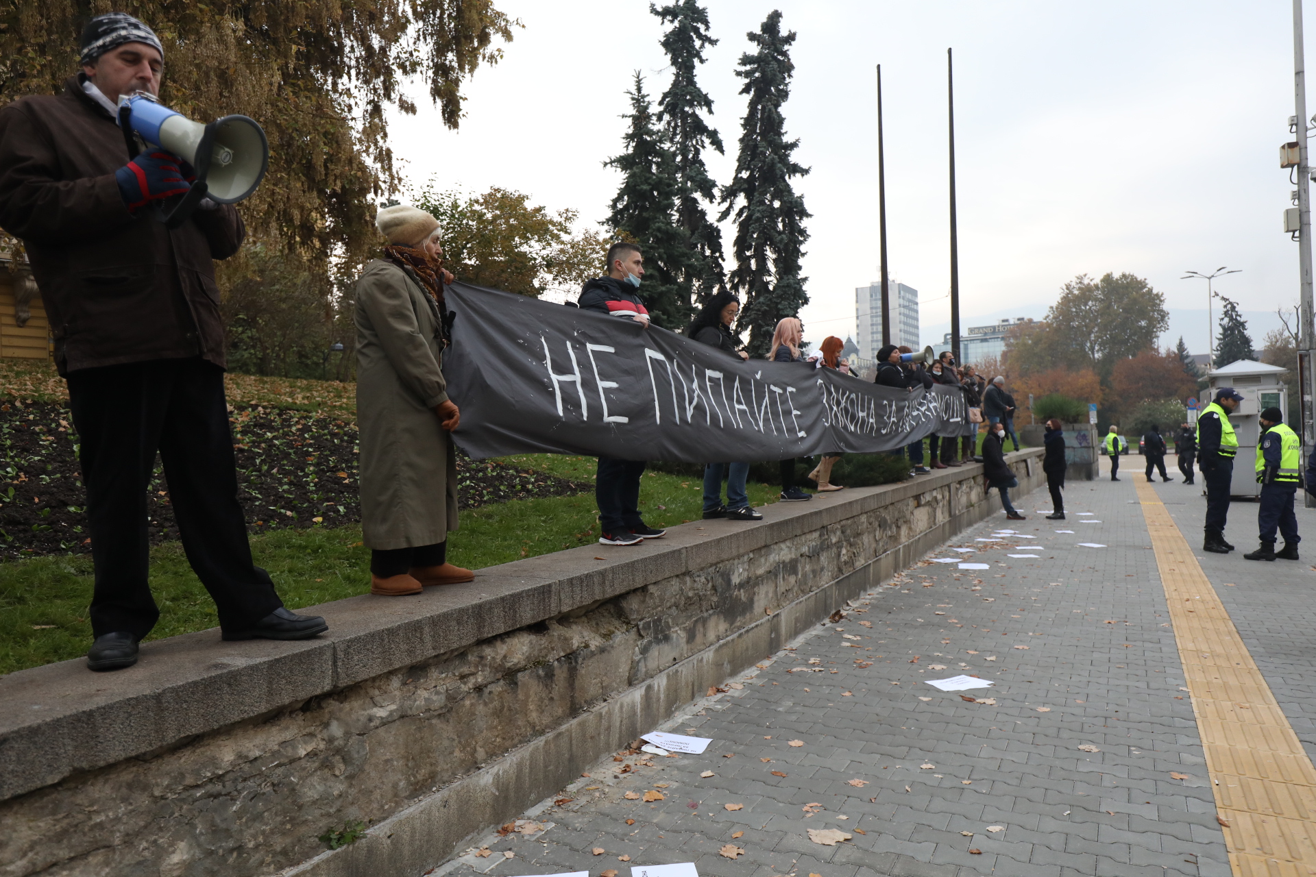 <p>Депутатите разгледат промените в Закона за личната помощ.&nbsp;Майките от &quot;Системата ни убива&quot; не са съгласни с готвените промени и организират протест по време на гласуването.</p>