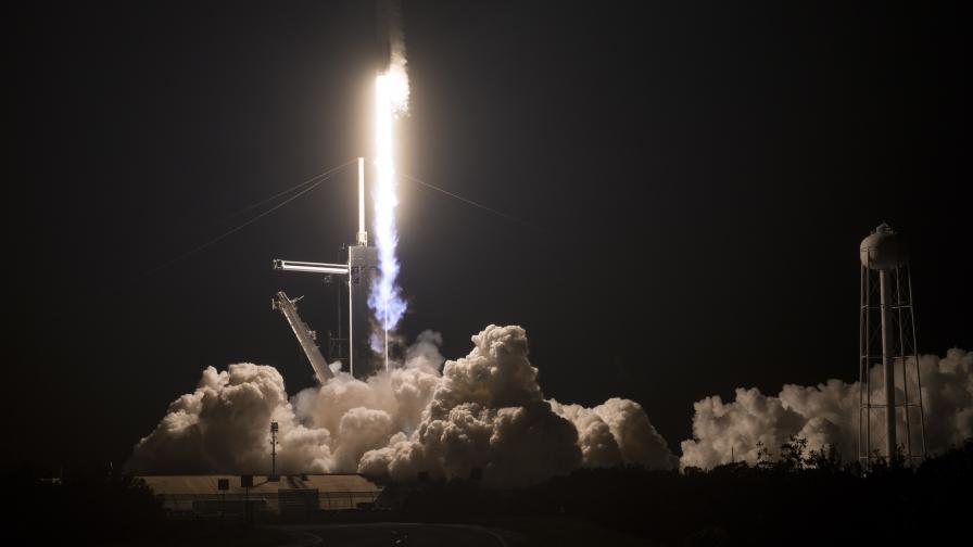 Историческо: SpaceX се скачи с МКС