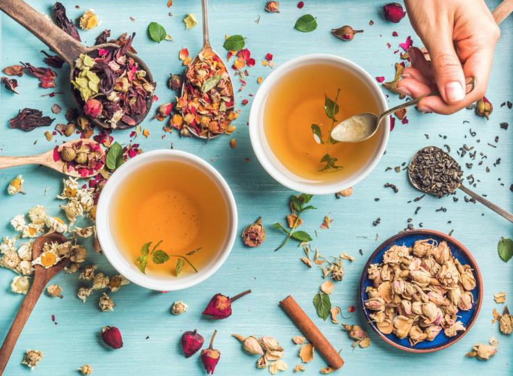<p><strong>Билков чай</strong></p>

<p>Не е тайна, че чаят е една от най-популярните напитки в цял свят.&nbsp;Няма никакъв проблем с ежедневното пиене на чай и&nbsp;всъщност има много ползи за цялостното ни здраве. Според диетологът Мая Фелър най-добър избор е чаят от <strong>лавандула, лимон, джинджифил или зеленият чай</strong>.</p>

<p>►&nbsp;<a href="https://www.edna.bg/zdravoslovno/kakvi-sa-polzite-na-mursalskiia-chaj-4633347" target="_blank"><u><strong>Какви са ползите на мурсалския чай</strong></u></a></p>

<p>►&nbsp;<u><a href="https://www.edna.bg/zdravoslovno/7-prichini-da-piete-po-chesto-chaj-ot-rojbos-4660478" target="_blank"><strong>7 причини да пиете по-често чай от ройбос</strong></a></u></p>

<p>&nbsp;</p>