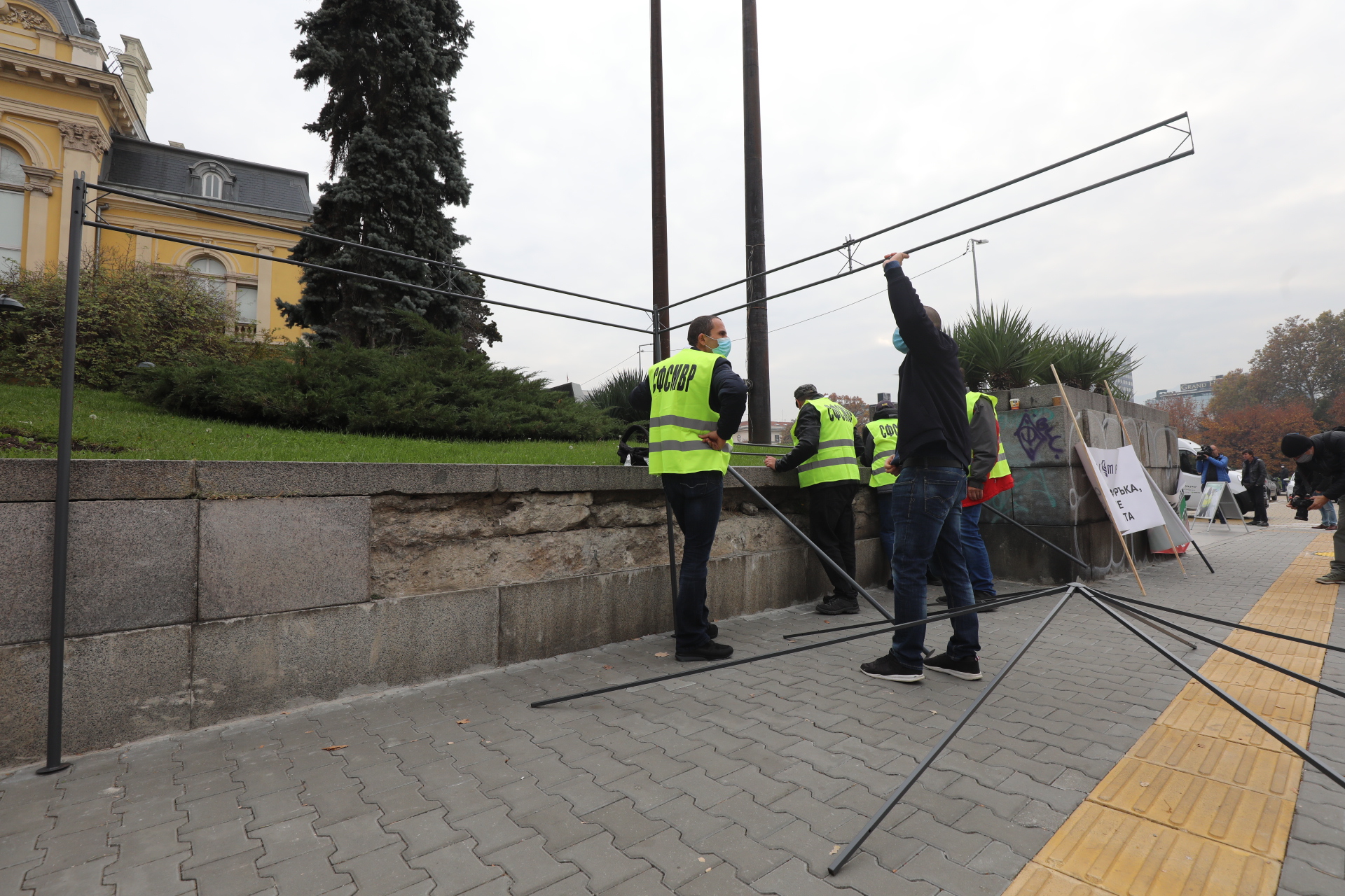 <p>Полицаите разпънаха палатка пред НС в знак на протест</p>