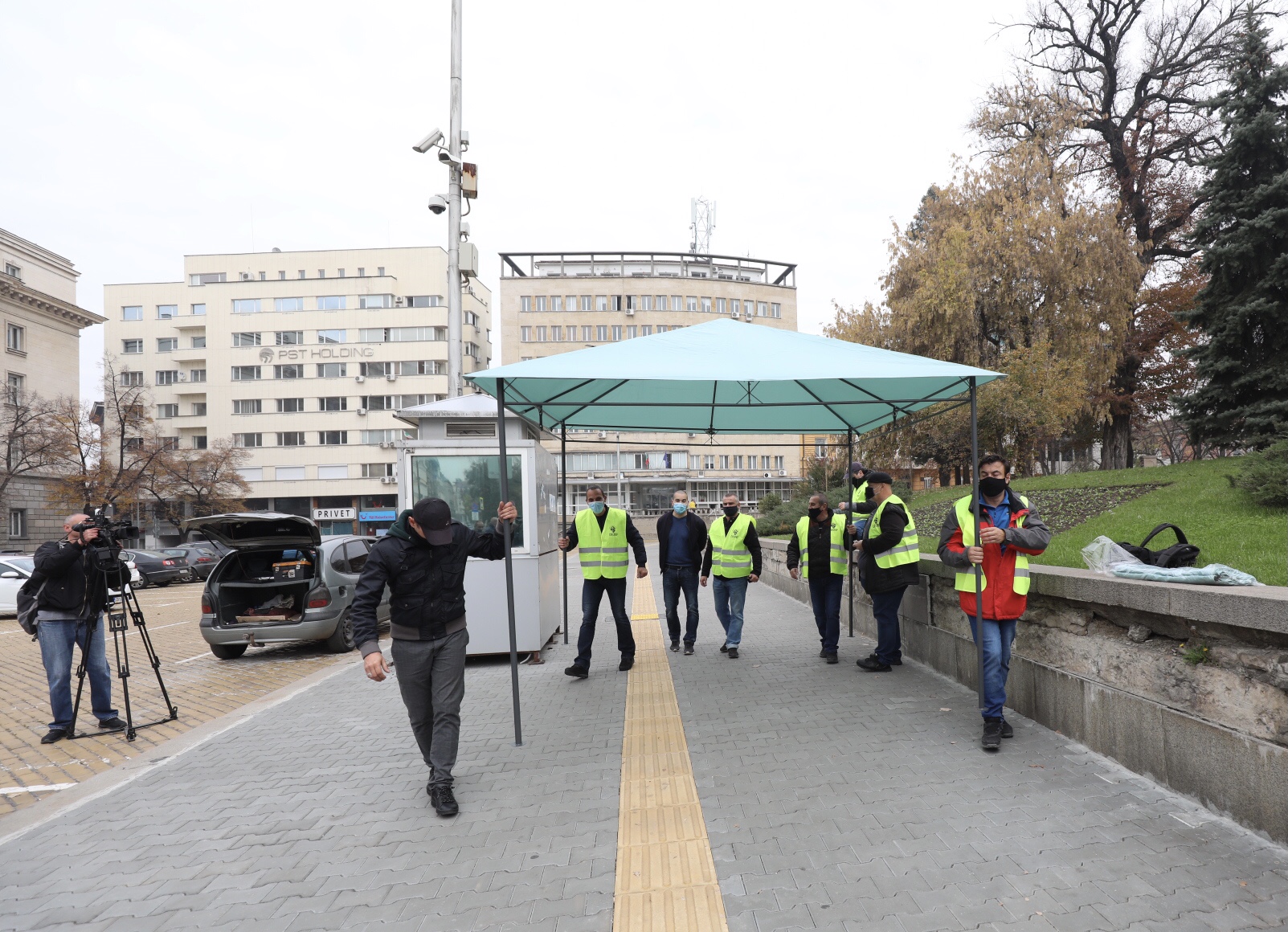 <p>Полицаите разпънаха палатка пред НС в знак на протест</p>