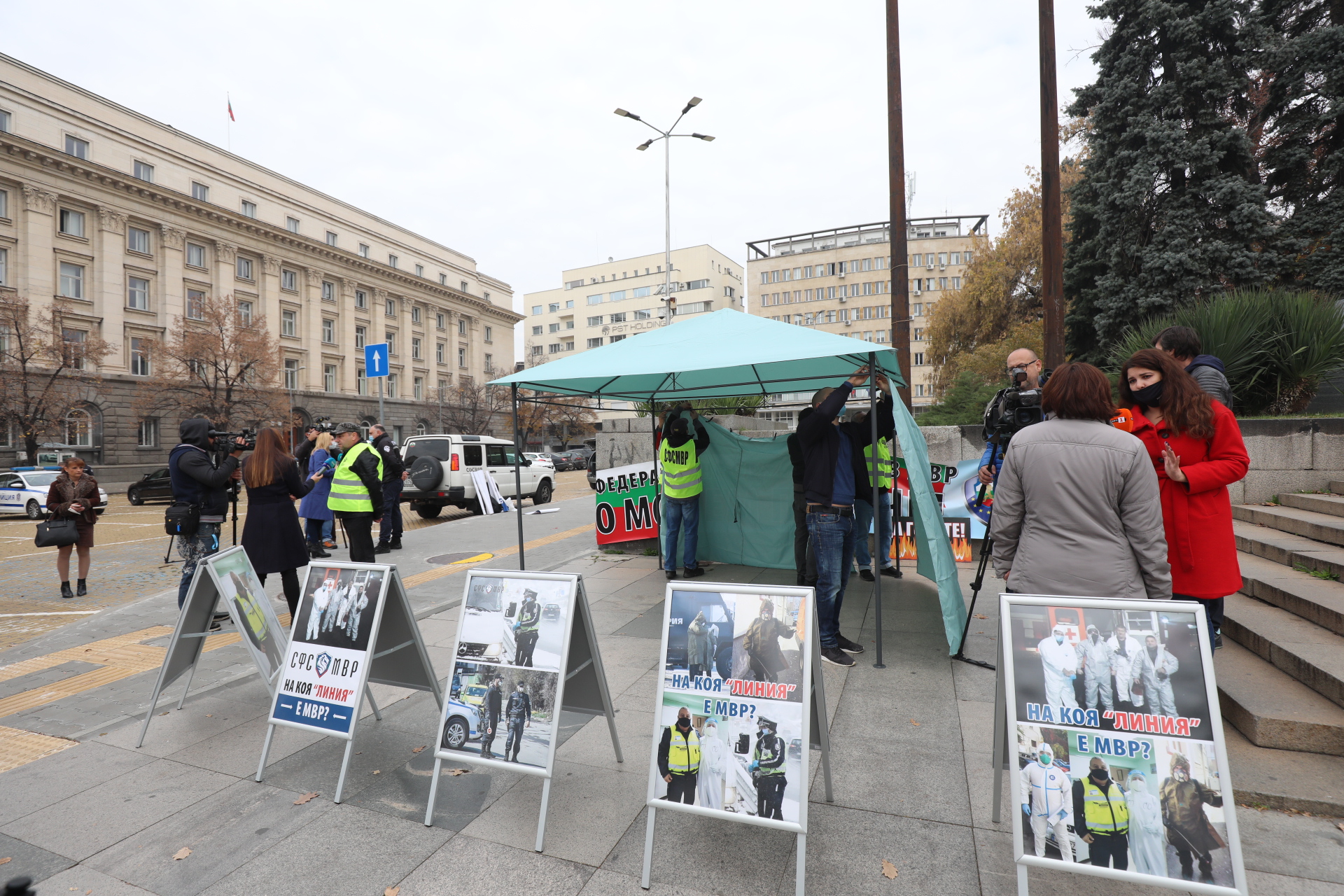 <p>Полицаите разпънаха палатка пред НС в знак на протест</p>