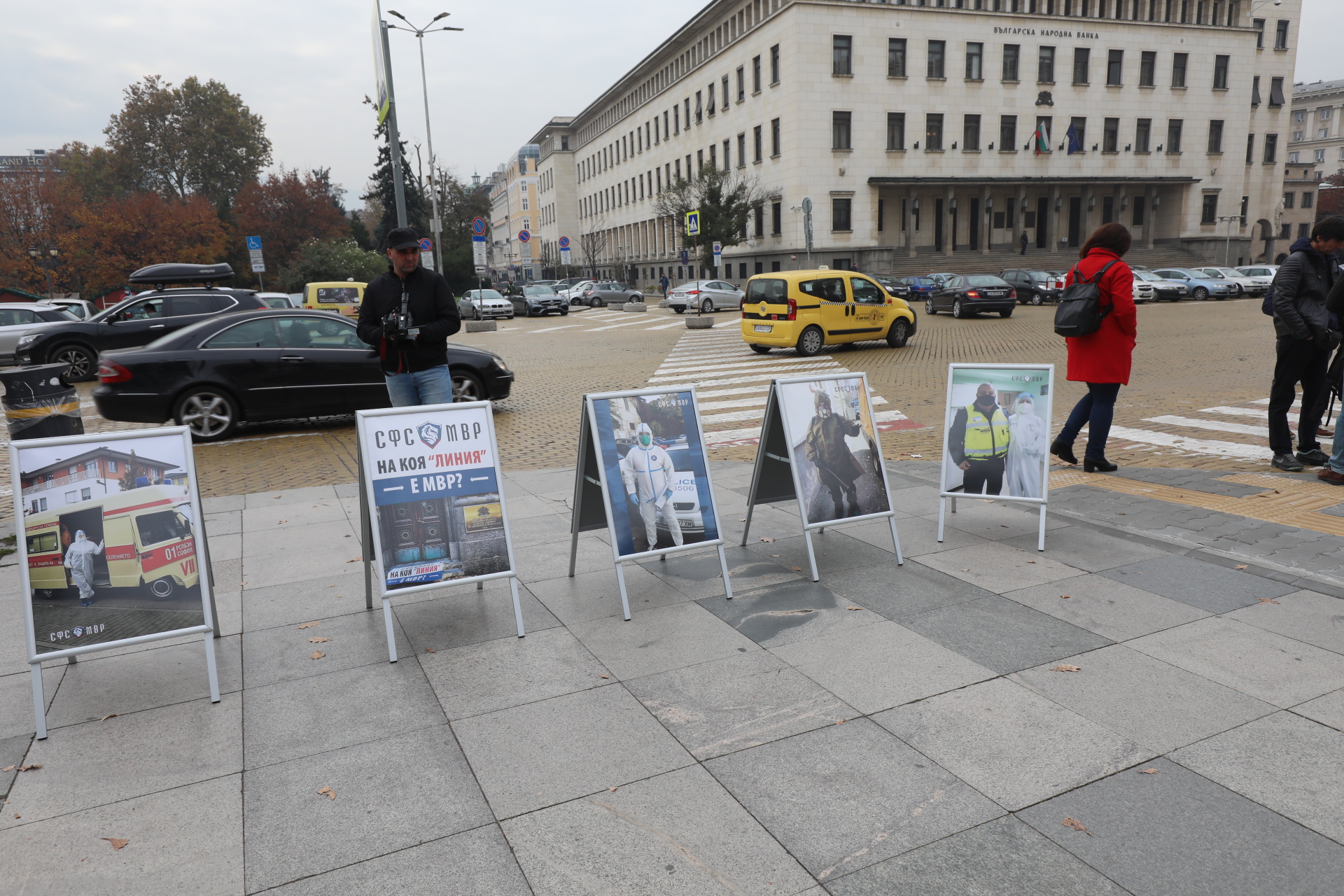 <p>Полицаите разпънаха палатка пред НС в знак на протест</p>