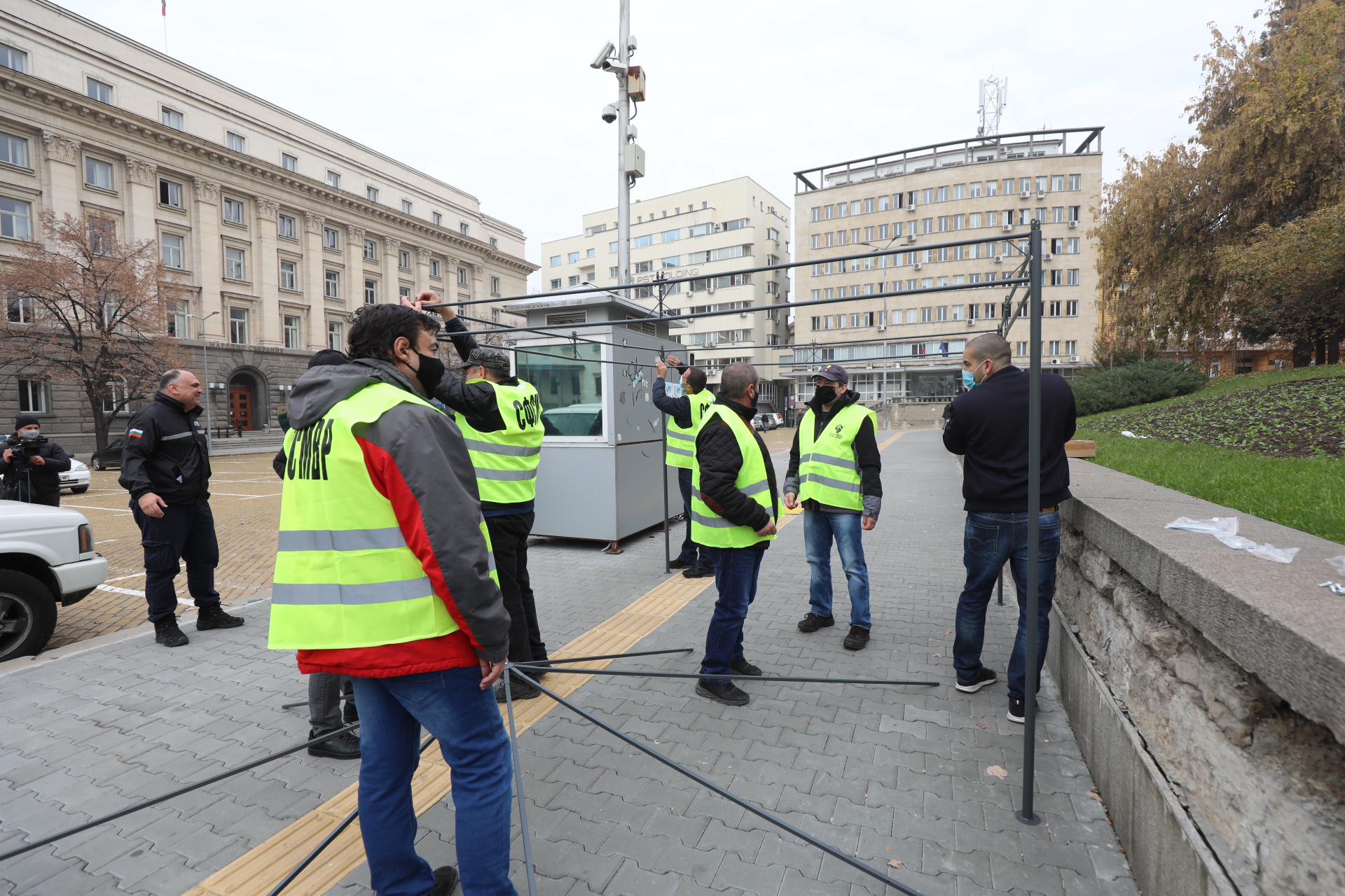 <p>Полицаите разпънаха палатка пред НС в знак на протест</p>