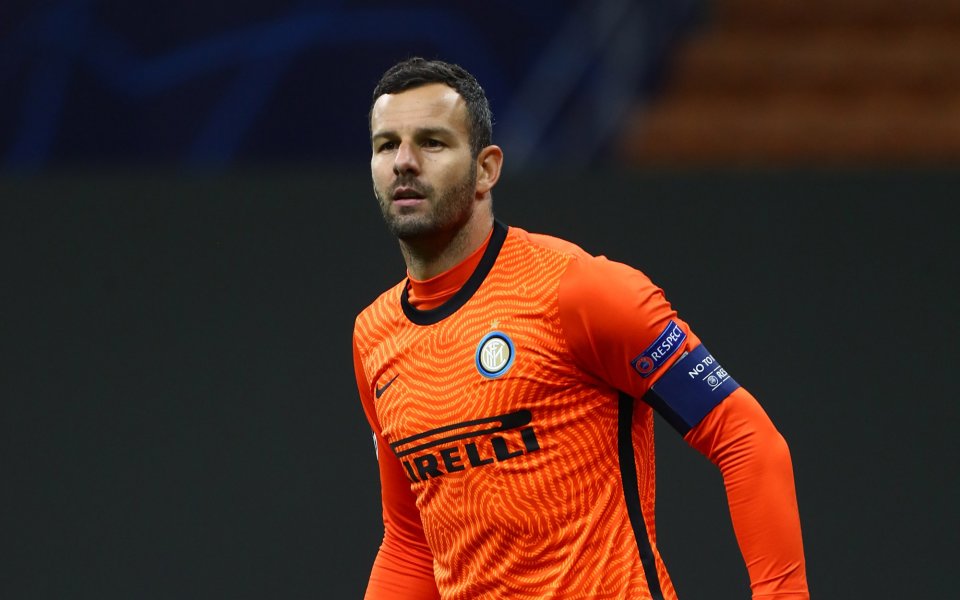 Вратарят на Интер Самир Ханданович е много близо до нов