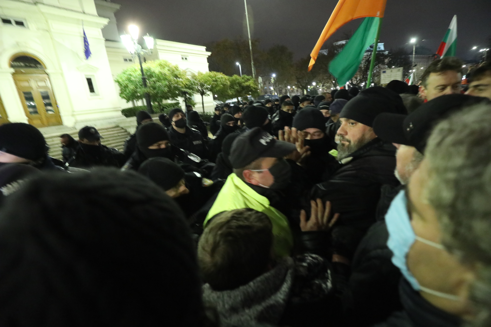 <p>Протестиращи блокираха площад Народно събрание</p>