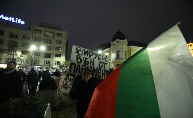 Петима задържани за вандалски прояви на снощния протест