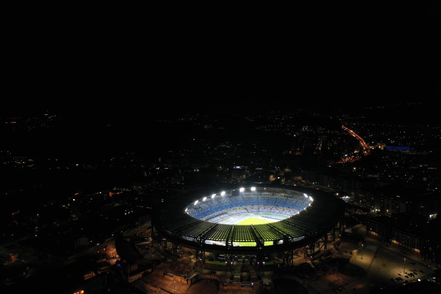 Фенове се събраха около осветения стадион Сан Паоло в памет1