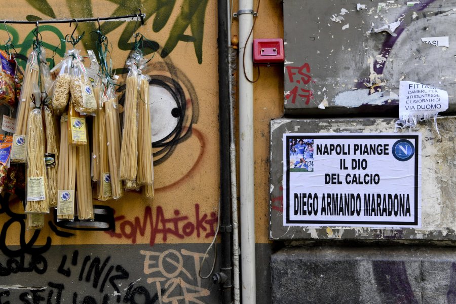 Неапол потъна в скръб и озари лика на Дон Диего1