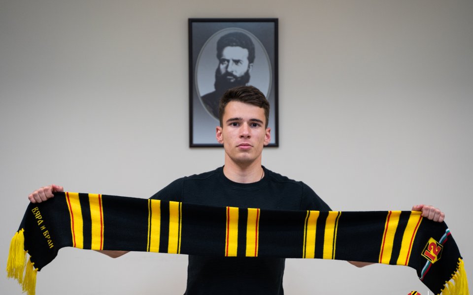 Черноморец Бургас се подсили с халфа Пламен Цончев. 20-годишният футболист