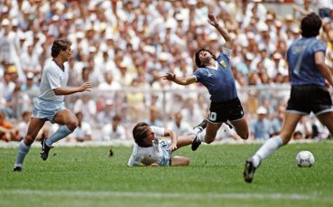 Смъртта на футболната легенда Диего Марадона потопи хора от цял