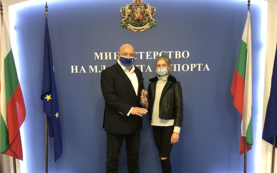 Министър Кралев се срещна с фигуристката Александра Фейгин
