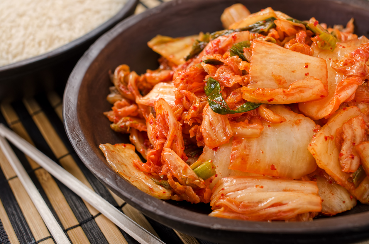 <p><strong>Корейско кимчи</strong>&nbsp;- Кимчи, пикантна корейска туршия, приготвена чрез осоляване и ферментиране на зеленчуци, по-специално зеле, е едно от основните ястия в корейската кухня. То е официално призната част от културното наследство на Южна Корея. В домовете тази гарнитура традиционно се приготвя в края на есента. Процесът на готвене може да укрепи връзките в семейството, а уменията и тайните на приготвянето му са начин за приобщаване.</p>

<p>&nbsp;</p>