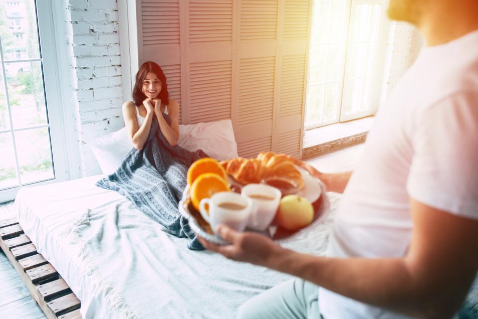 двойка сутрин утро закуска легло кафе любов дом мъж жена