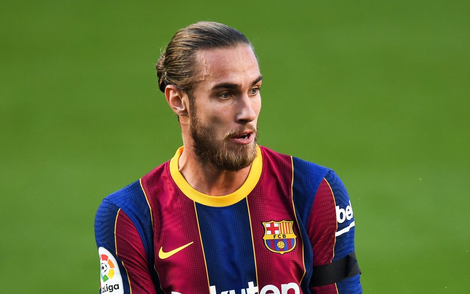 Наставникът на Барселона Роналд Куман обмисля дали да не се