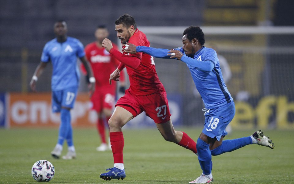 Отборите на Левски и Арда играят при резултат 0:1 в