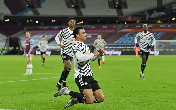 Юнайтед разказа играта на Уест Хем за едно полувреме, феновете се завърнаха