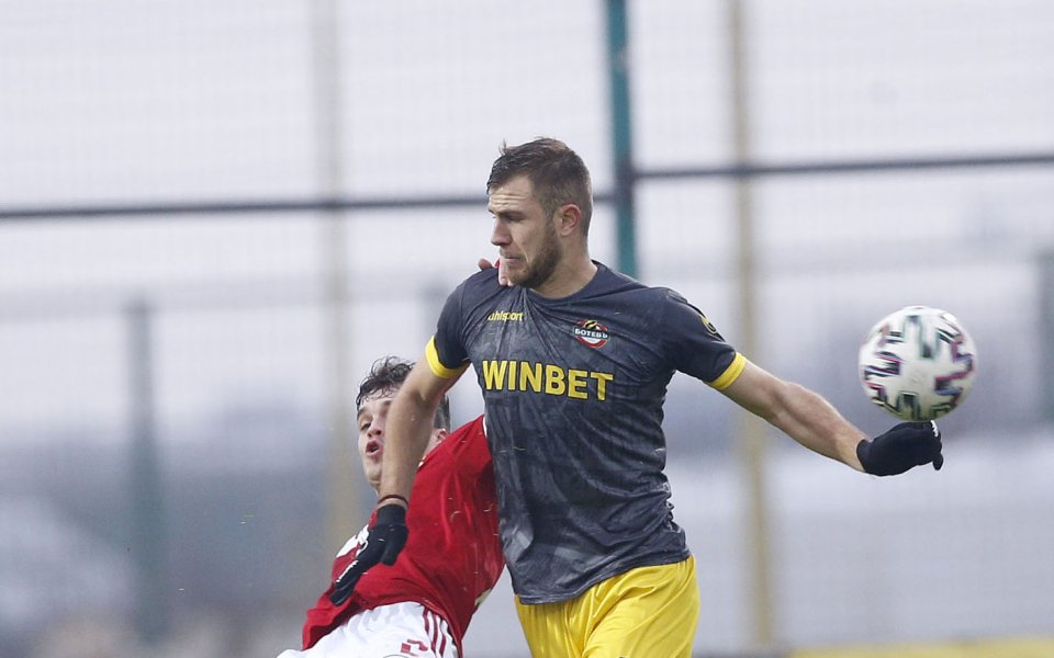 Голмайсторът на Ботев Пловдив Атанас Илиев е под въпрос за