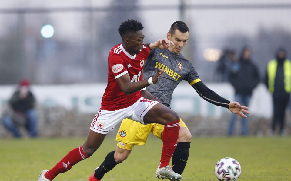 Отборите на Ботев Пловдив и ЦСКА си дават спор в